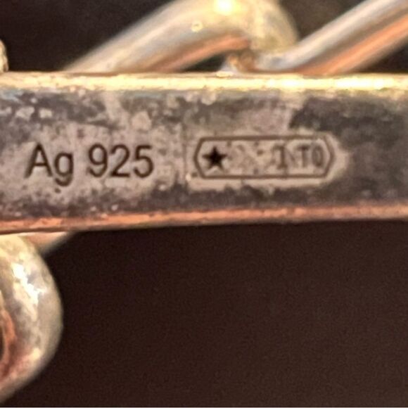 Gucci Silver Minimalist Necklace with Interlocking Pendant - Picture 5 of 5